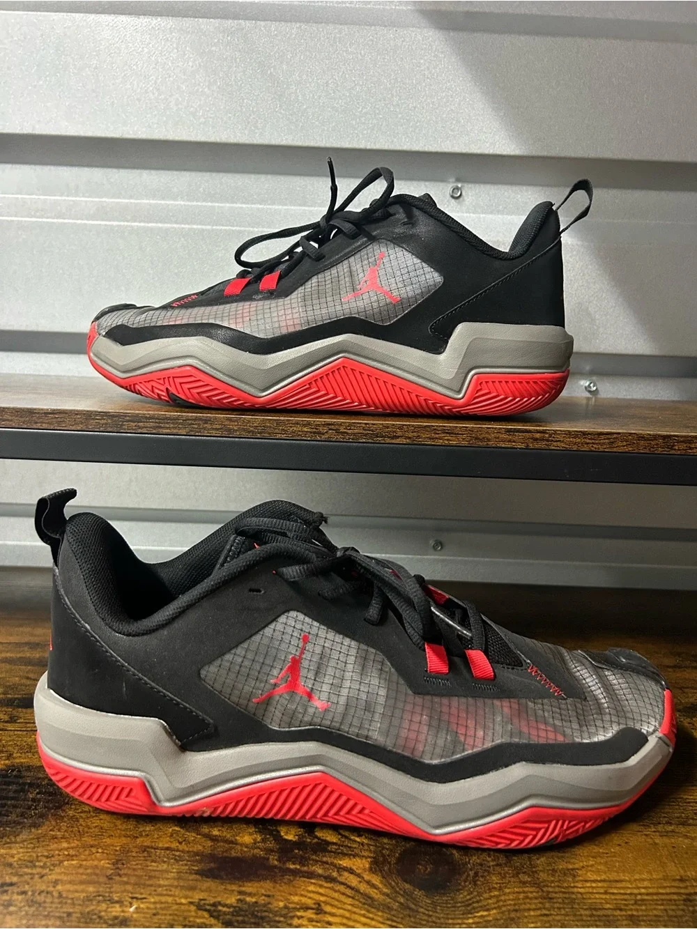 Jordan Kids Low-Top Sneakers in Black and Red